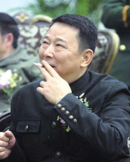 最牛黑老大挥霍,一顿饭花光800万,一天曝光两华亭水榭中式别墅图片