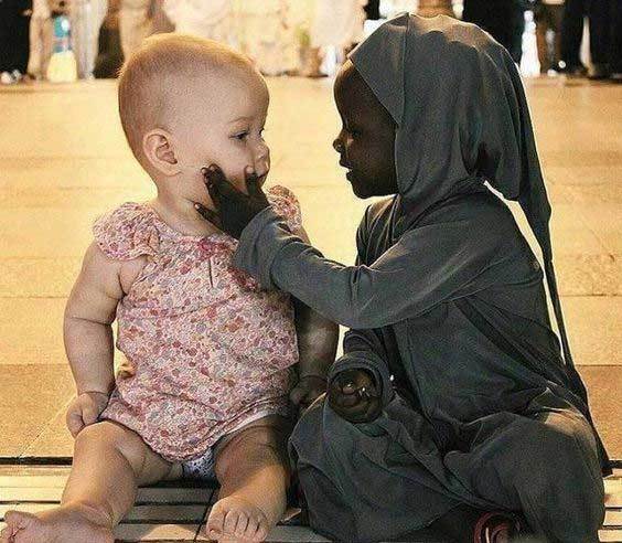 小孩子之间没有种族歧视,照片暖心