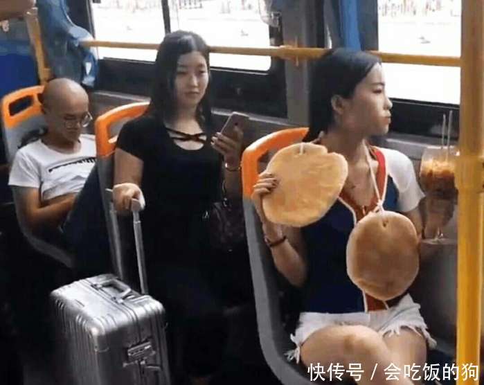 女子上公交车就吸引全车人目光，随着女子的动作，让全车人流口水