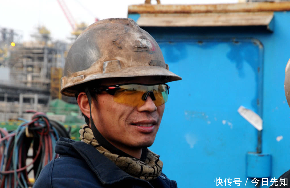 船厂电焊工的一天 目标年赚6万,午餐凑合,晚餐