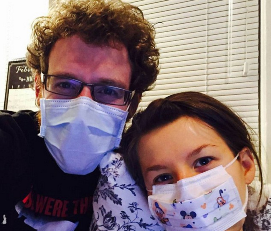 她对阳光食物和丈夫都过敏 跟老公联系靠视频