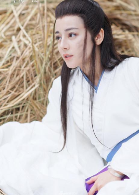 4年前的迪丽热巴,看着比现在还老,未修图的脸