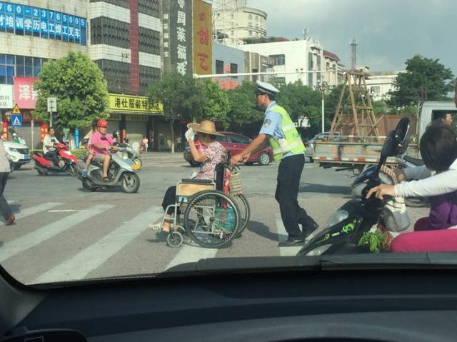 中山一辅警在街头，被人偷拍下这一幕！瞬间就传遍了网络