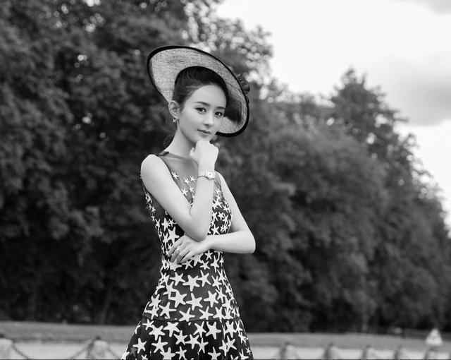 赵丽颖身穿2018最新星星裙现身法国戴安娜赛