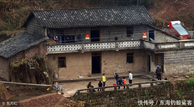 女儿嫁到城里8年未回家,父亲谎称自己病危,她