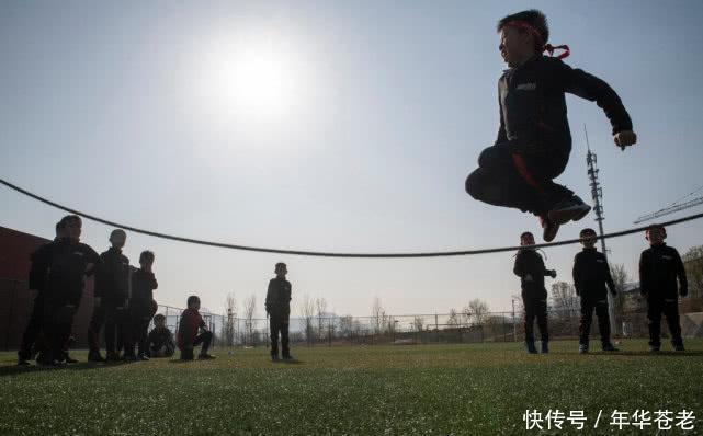 真正男子汉教育?小学生寒冬脱上衣跑步,其老师