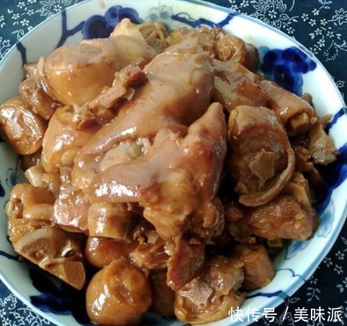 带女友头次回家,女友准备好礼还帮忙做饭菜,妈妈让我和女友分手