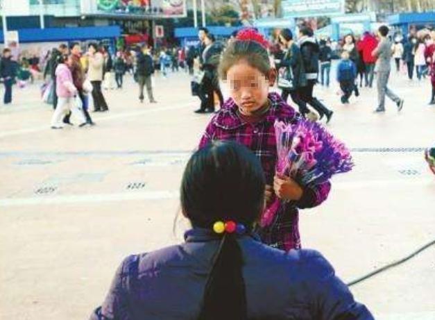 七夕陪女友购物,遇到卖花的女孩,两百买束玫瑰
