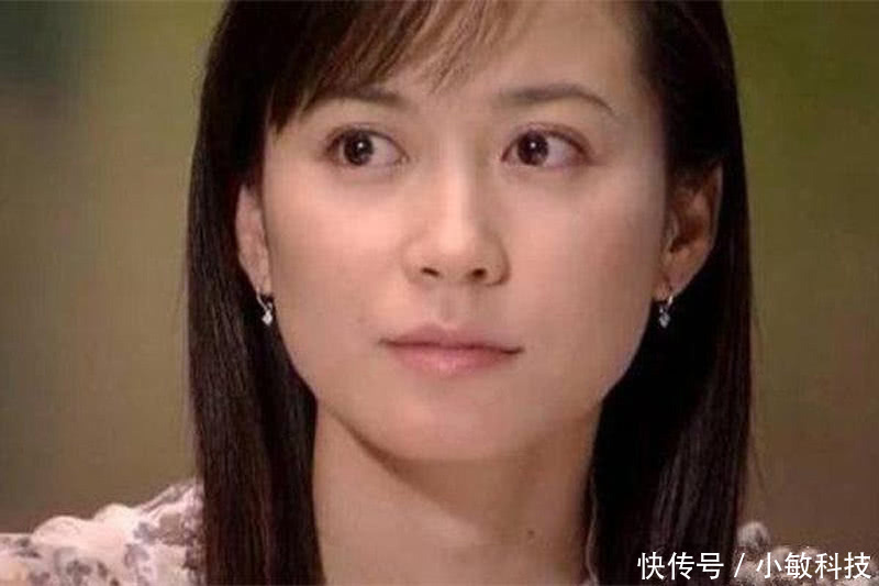 不生孩子不装嫩,48岁穿着48岁的衣服,脸看着却