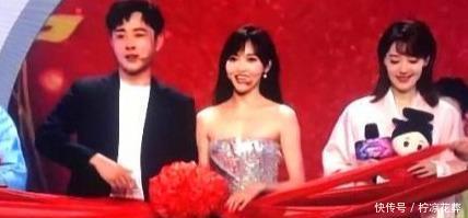 唐嫣罗晋元旦晚会秀恩爱,同台连唱3首歌,小细