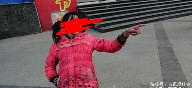 妙龄女孩当街乞讨, 路人觉得不对劲直接报警, 结果让人傻了眼