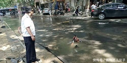 郑州深坑路跌入出现初中女生骑车塌陷桃源宝宝女生猫图片