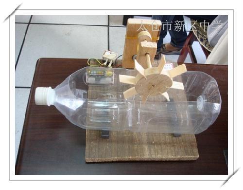 怎么做矿泉水瓶做成的能转动螺旋桨的双体游艇