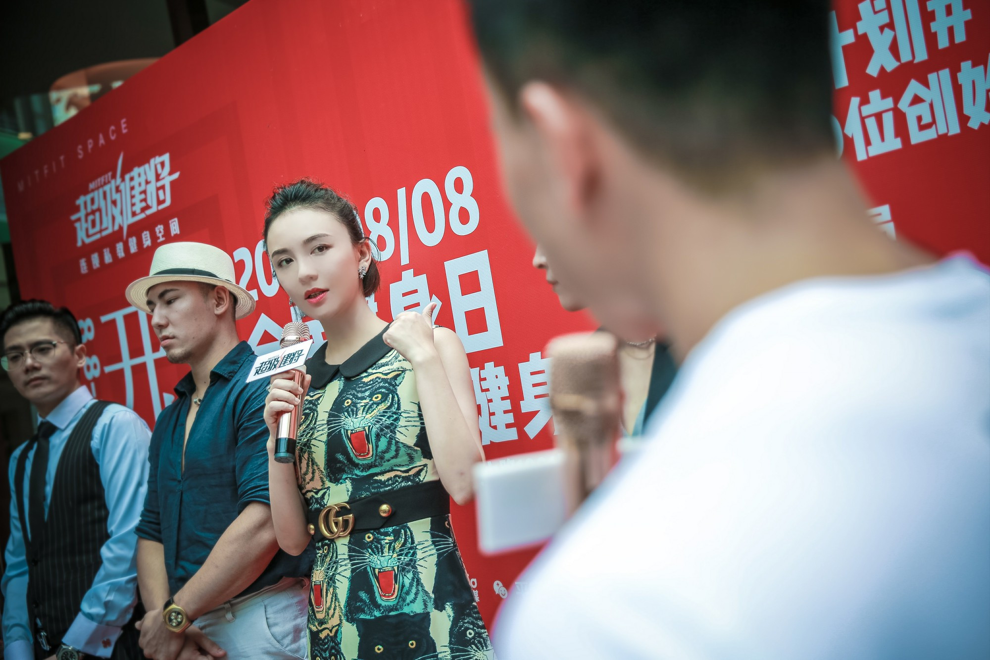 吕佳容出席活动变健身达人 言传身教运动新能量