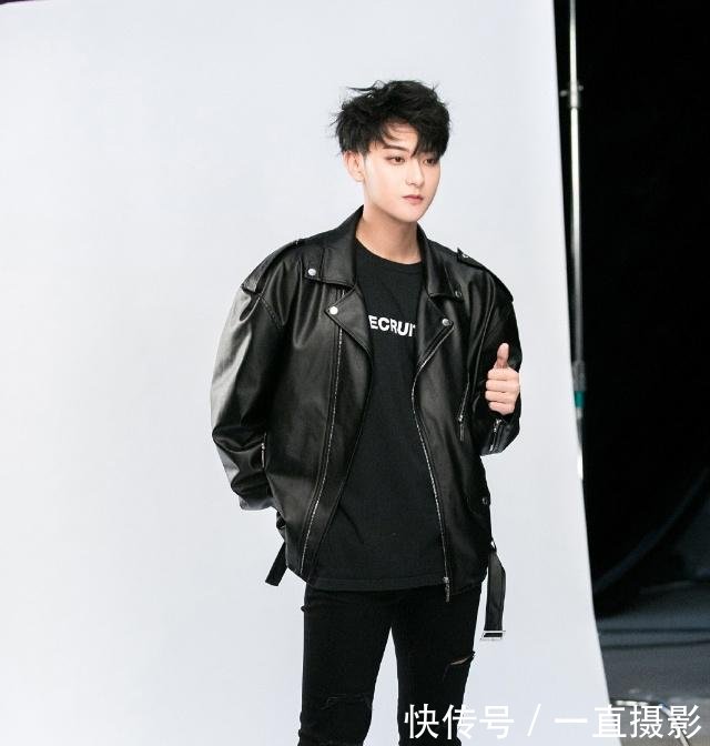 黄子韬穿破洞裤就算了,还把牛仔外套衣袖剪一