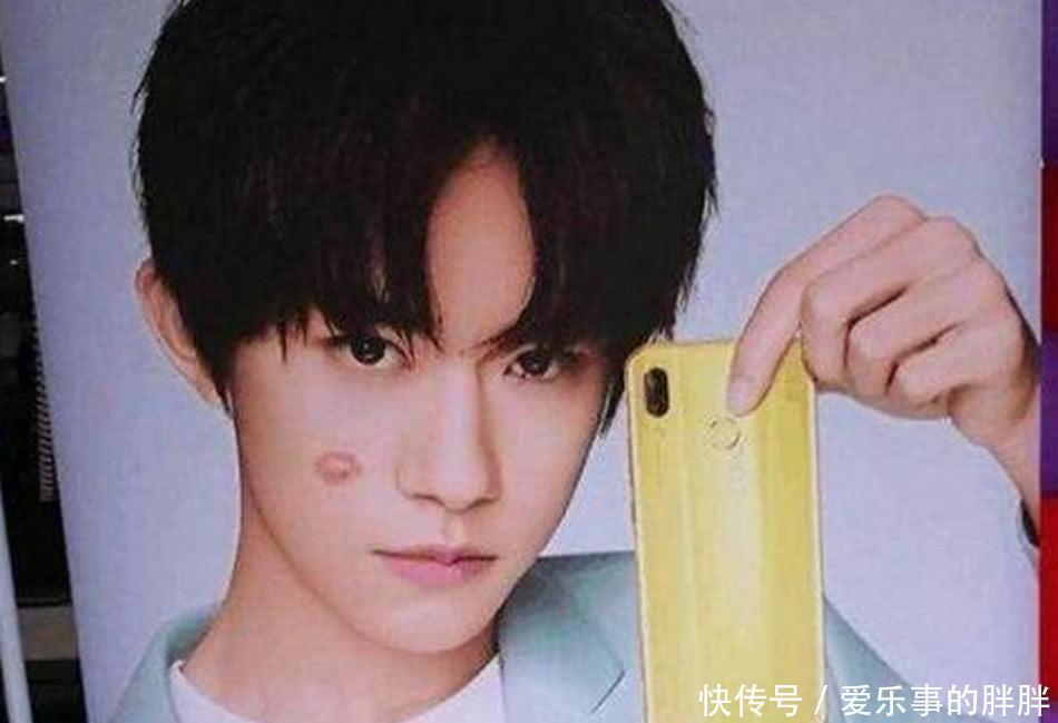 明星的人形立牌易烊千玺被亲吻,鹿晗穿雨衣,赵