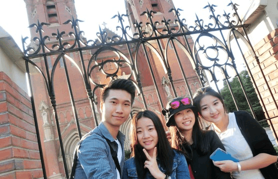 韩国小伙一家人游中国,对上海各种赞美,对首尔