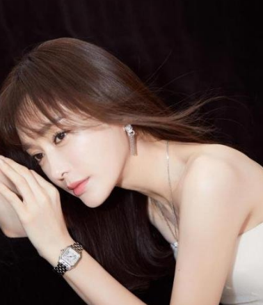 秦岚亮相湖南卫视跨年晚会,催泪演绎《雪落下