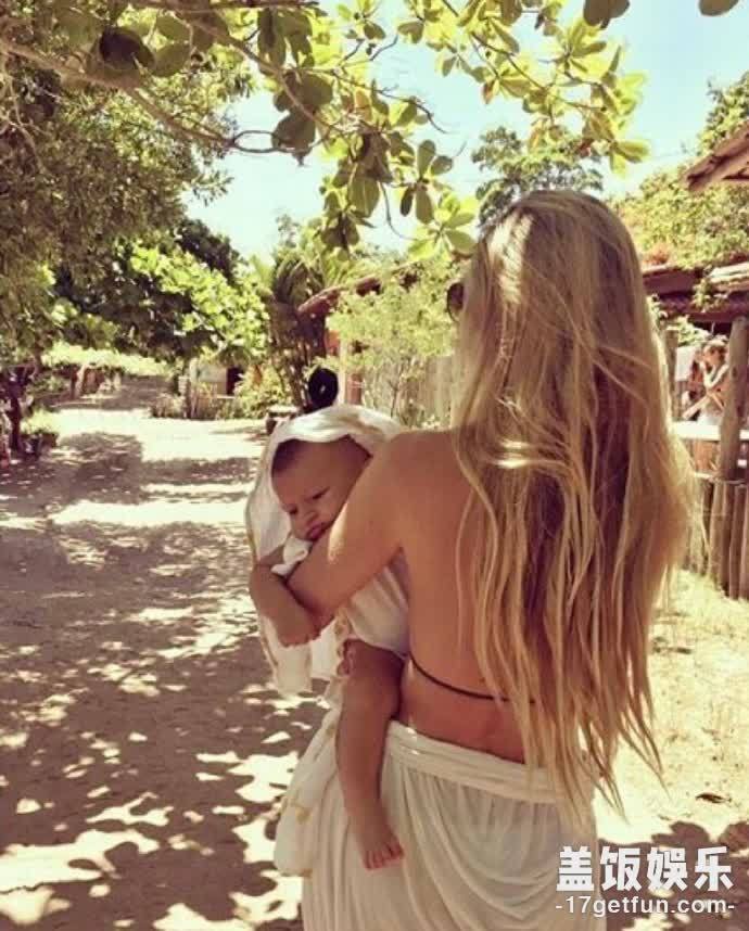 维秘超模糖糖狂晒娃，宝宝不仅颜高才一岁就镜头感十足