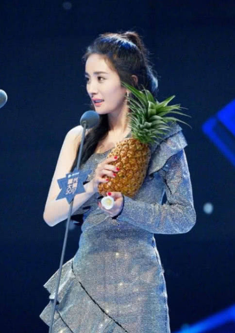 明星领奖时,奖杯被恶搞:迪丽热巴拿莴笋,杨洋甩
