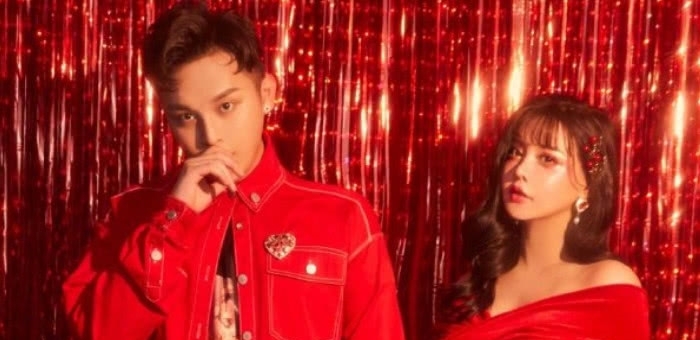 韩安冉和之前互撕对象领证,表情却暴露内心想