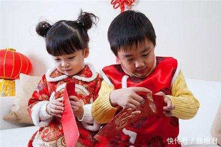 年初一带孩子回娘家, 嫂子避开我给儿子红包, 看