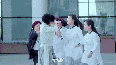 就在这种情况下, 好不容易唐斐动用关系为简兮接到了一个合约!