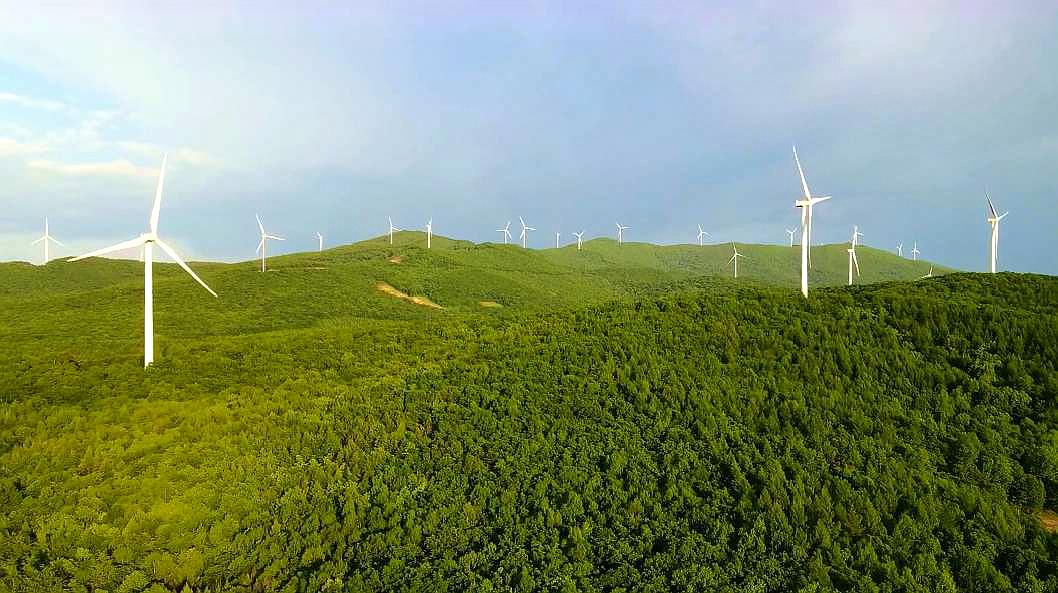 阳光普照下的风车森林,山顶风景太壮观,你见过吗