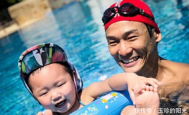 他曾是张学友的前辈,一首歌红了19年,54岁为赚