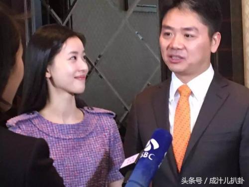 刘强东章泽天宴客,望夫眼满满是爱,网友:相差