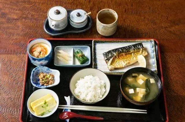 大家发现没,日本街头没有卖早餐的!