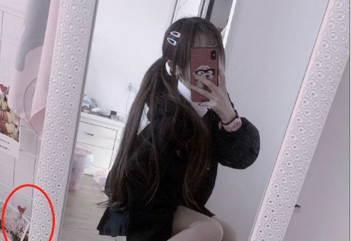 杨清柠炫耀八字腿,不料镜子旁照片成亮点,网