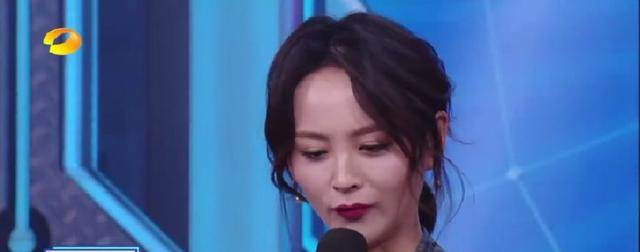 同样都是露肩装,37岁的霍思燕显年轻,35岁的黄