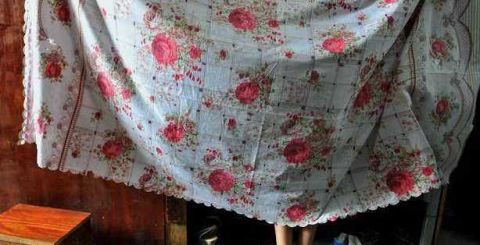 工地上的女人:男女混住毫无秘密 隐私就靠一块