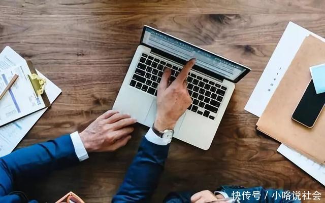 企业和员工签订劳动合同时,员工不想交社保公