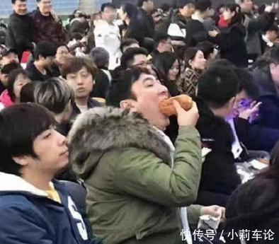 王思聪吃热狗是什么梗