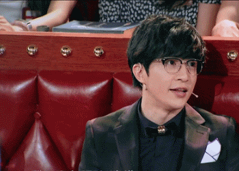 为了成为网络红人,女子竟然强吻薛之谦拉横幅表白鹿晗