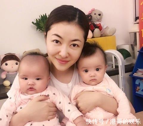 熊黛林圣诞晒双胞胎女儿,姐妹俩颜值差距太大