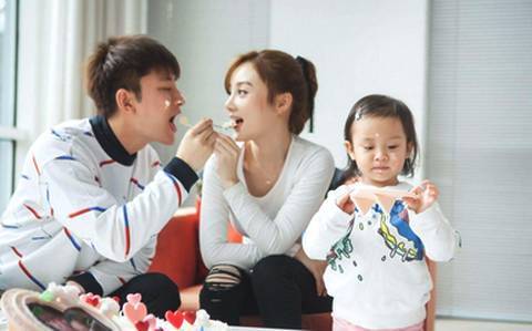 李小璐宣布二胎,贾乃亮强颜欢笑!网友:这孩子姓