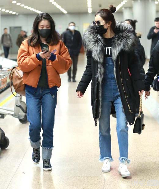 赵丽颖张雪迎机场偶遇 颖宝曾于四年前受欺负的张雪迎出头