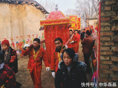 婚后第3天老婆突然剃了光头！我怒扇其耳光，她挽起衣角，我泪奔