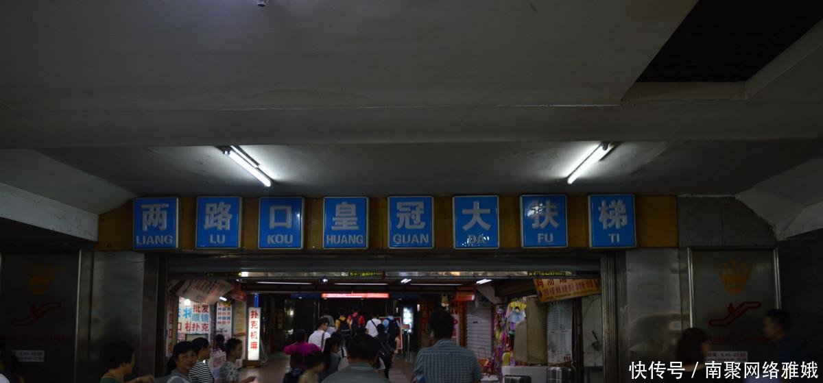 我国最刺激的电动扶梯, 长度达100余米, 部分人