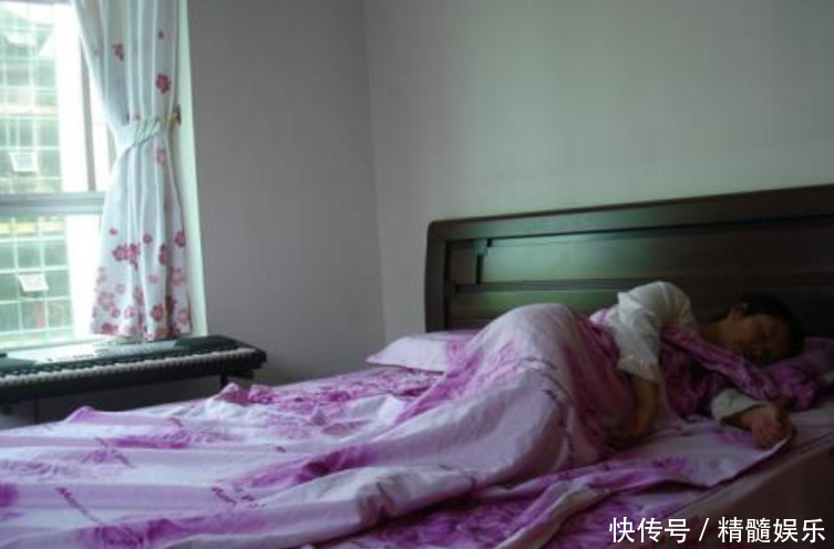 小伙赚钱回家盖新房,晚上睡觉耳边连连响怪声