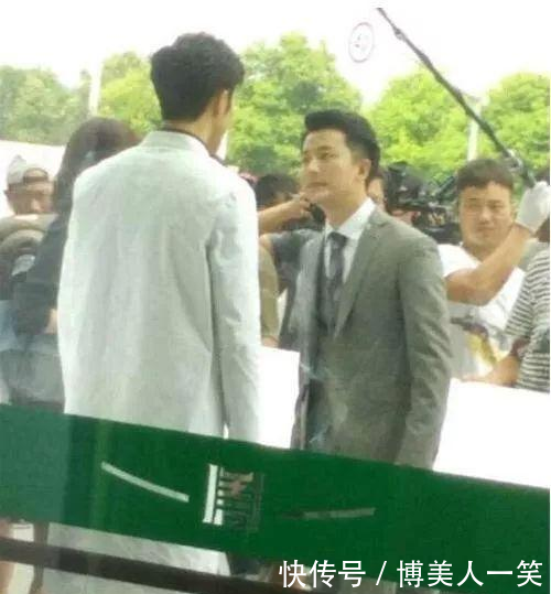 拍戏时身高不够怎么办 沈月站木板, 任嘉伦垫石