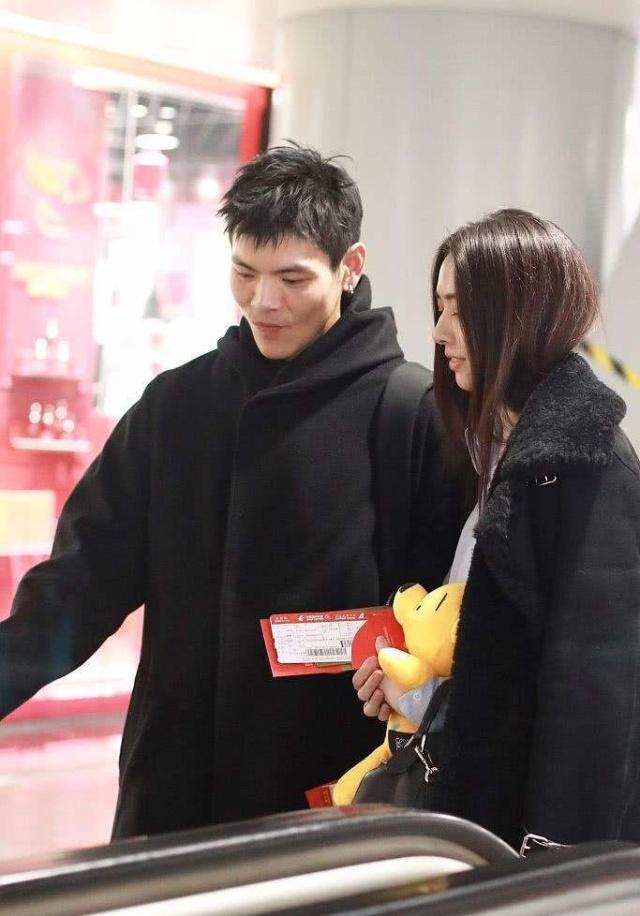 郭碧婷全程素颜和向佐逛街…男友身价百亿郭碧