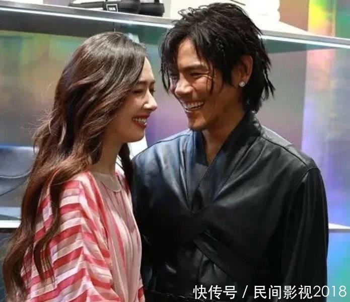 群星出席活动,郭碧婷当场嘟嘴亲向佐,旁边却站