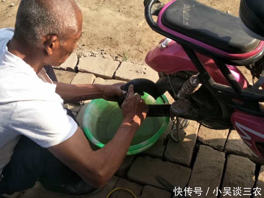 65岁农村老人修电动车为生,补胎仅需3元钱!