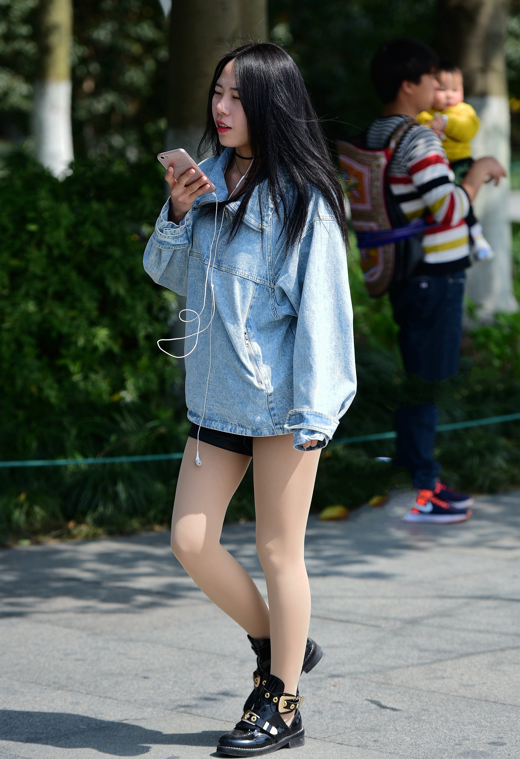 街拍:重庆街上的短裤小仙女，一双大白腿，越看越美丽!
