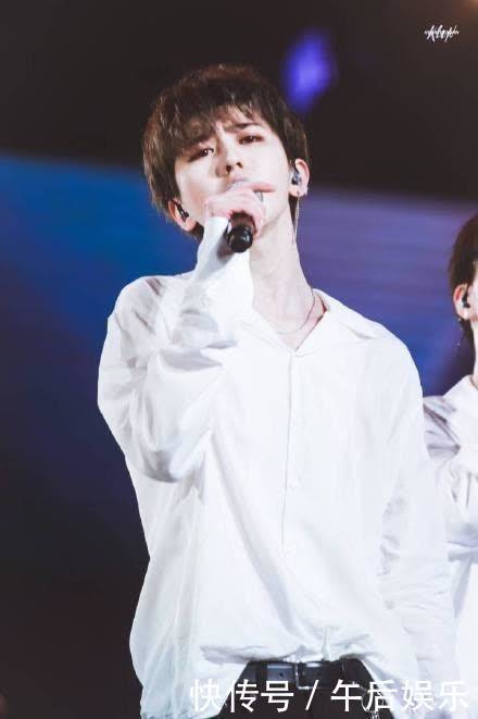 蔡徐坤粉丝见面会被激光笔照射 粉丝们你们要