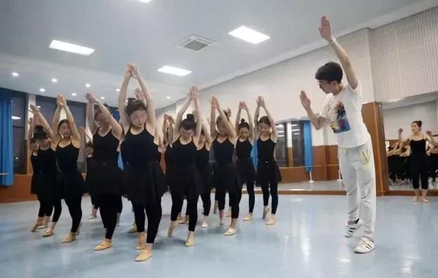聋哑人也能学舞蹈?他们靠老师跺脚感受节奏,1